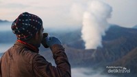Menikmati secangkir kopi di Puncak Seruni