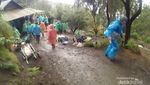 Kala Hujan Menyapa Kawah Ijen