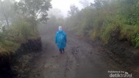 Menuruni jalan setapak di tengah cuaca yang gerimis