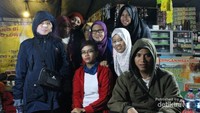 Menunggu hujan yang tidak juga reda, sebelum pendakian