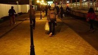 Jalan menuju pintu keluar, berhias lampu klasik