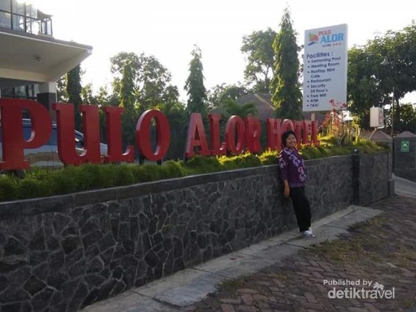 Foto Narsis di depan Pulo Alor Hotel
