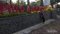 Foto Narsis di depan Pulo Alor Hotel