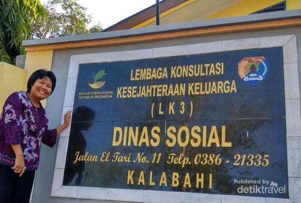 Foto diri di depan Kantor Dinas Sosial yang terletak tidak jauh dari Hotel Pulo Alor. Seorang pelajar cilik memolong saya mengambil foto ini.