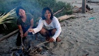 Bakar Baronang dan Lobster di tepi Pantai Kalala