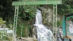 Kalau Hujan, Air Terjun Ini Warnanya Seperti Darah