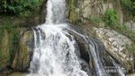 Kalau Hujan, Air Terjun Ini Warnanya Seperti Darah
