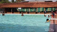 Kolam renang dengan ketinggian air yang bervariasi