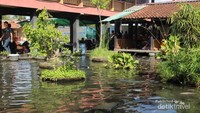 Suasana kolam dengan tempat makan disekelilingnya