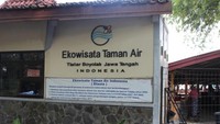 Pintu masuk taman air.