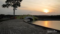 Senja di taman alun-alun