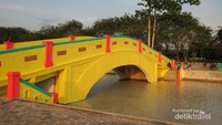 Jembatan di tengah taman alun-alun Kisaran