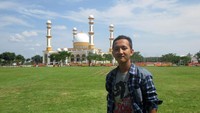 Saya berfoto di depan Masjid Agung H Ahmad Bakrie