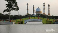 Masjid Agung H Ahmad Bakrie dari taman alun-alun