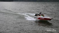 Pengunjung juga bisa mengelilingi telaga dengan naik speedboat yang banyak terdapat di sekitar telaga.