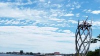 Spot favorit untuk berfoto dengan latar tugu di Taman Toboko