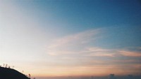 Suasana menjelang sunrise di puncak gunung