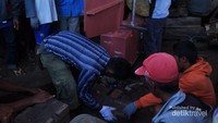 Warga memasang dongkrak