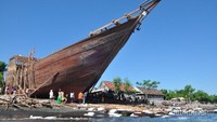 Warga Sangyang bersiap menarik dan membuat rel
