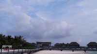 Manta lounge yang menjadi titik temu dari cabang-cabang overwater suite