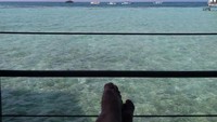 Duduk santai menikmati hidup di balkon overwater suite