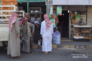 Kambing Bakar Jadi Menu Wajib Menjamu Traveler