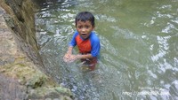 Dinginnya air di kolam renang anak di Kampung Ciherang
