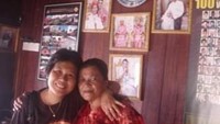 Berfoto bersama ibu yang tinggal di Kampung Ketek dan mempersilakan saya melihat lihat rumah beliau.