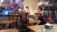 Keluarga turis yang tengah berbincang