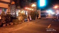 Tak sedikit bule yang nongkrong di sini