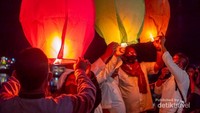 Wisatawan bsia menerbangkan lampion di Kampung Tigahirit