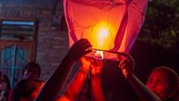Bermain lampion di Kampung Tigahirit