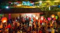 Suasana malam hari di Kampung Tigahirit