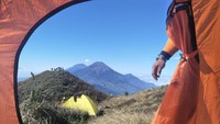 Pemilihan lokasi tenda juga menentukan view apa yang terlihat saat membuka tenda.
