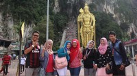 Berfoto bersama kawan-kawan