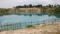 Danau yang ketiga juga berwarna biru dan dipagari bambu