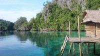 Rumah nenek yang terletak di hamparan air laut nan jernih