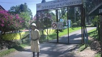 Penjaga gerbang dengan kostum ala kolonial