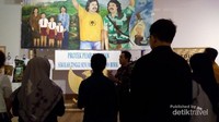Pengunjung tengah mendengarkan penjelasan dari pemandu.