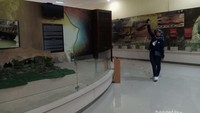 salah satu pengunjung di ruang pamer museum