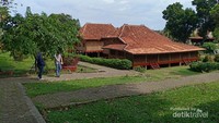 Rumah Limas dan Rumah Ulu di halaman belakang museum Balaputera Dewa