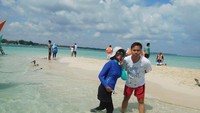 Pulau pasir selalu ramai dengan pengunjung