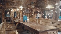 Kursi dan meja kayu tradisional