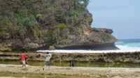 Hanya bagian tertentu dari pantai yang boleh didekati pengunjung. Salah satunya cekunga di pantai dan bukit yang bisa dinaiki pengunjung.