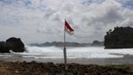 Kangen Malang? Nih Coba Lihat Cantiknya Pantai Batu Bengkung