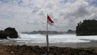 Salah satu sisi pantai diapit oleh batu karang