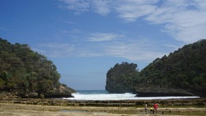 Kangen Malang? Nih Coba Lihat Cantiknya Pantai Batu Bengkung