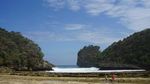 Kangen Malang? Nih Coba Lihat Cantiknya Pantai Batu Bengkung