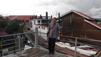 Berfoto dengan latar kapalnya