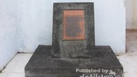Plakat di bagian bawah monumen kapal